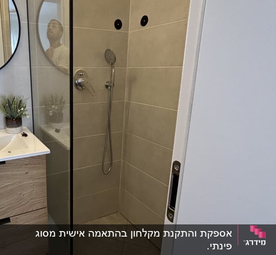 מקלחת עם ראש מקלחת עגול ודלת זכוכית